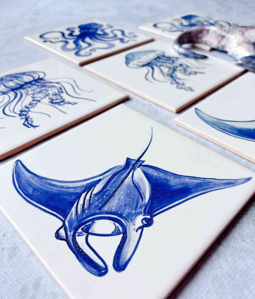 płaszczka namalowana na azulejo, niebieska