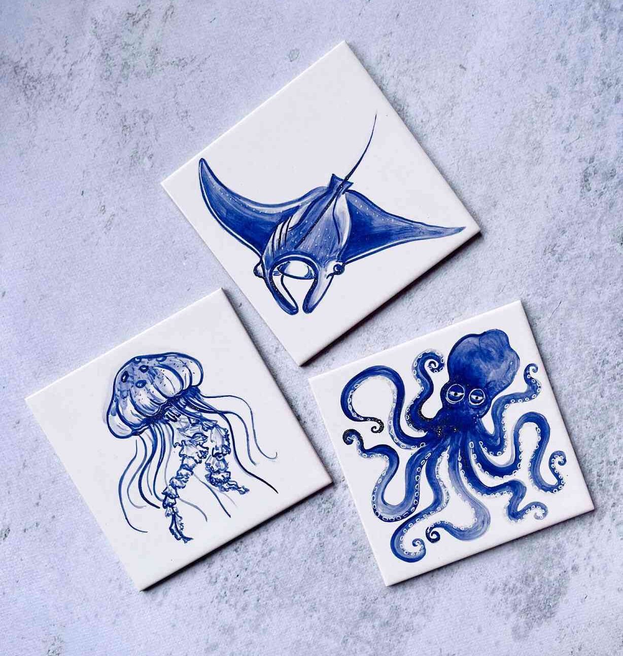 3 kafelki z motywem morskich stworzeń - ośmiornica, meduza i płaszczka, niebieskie