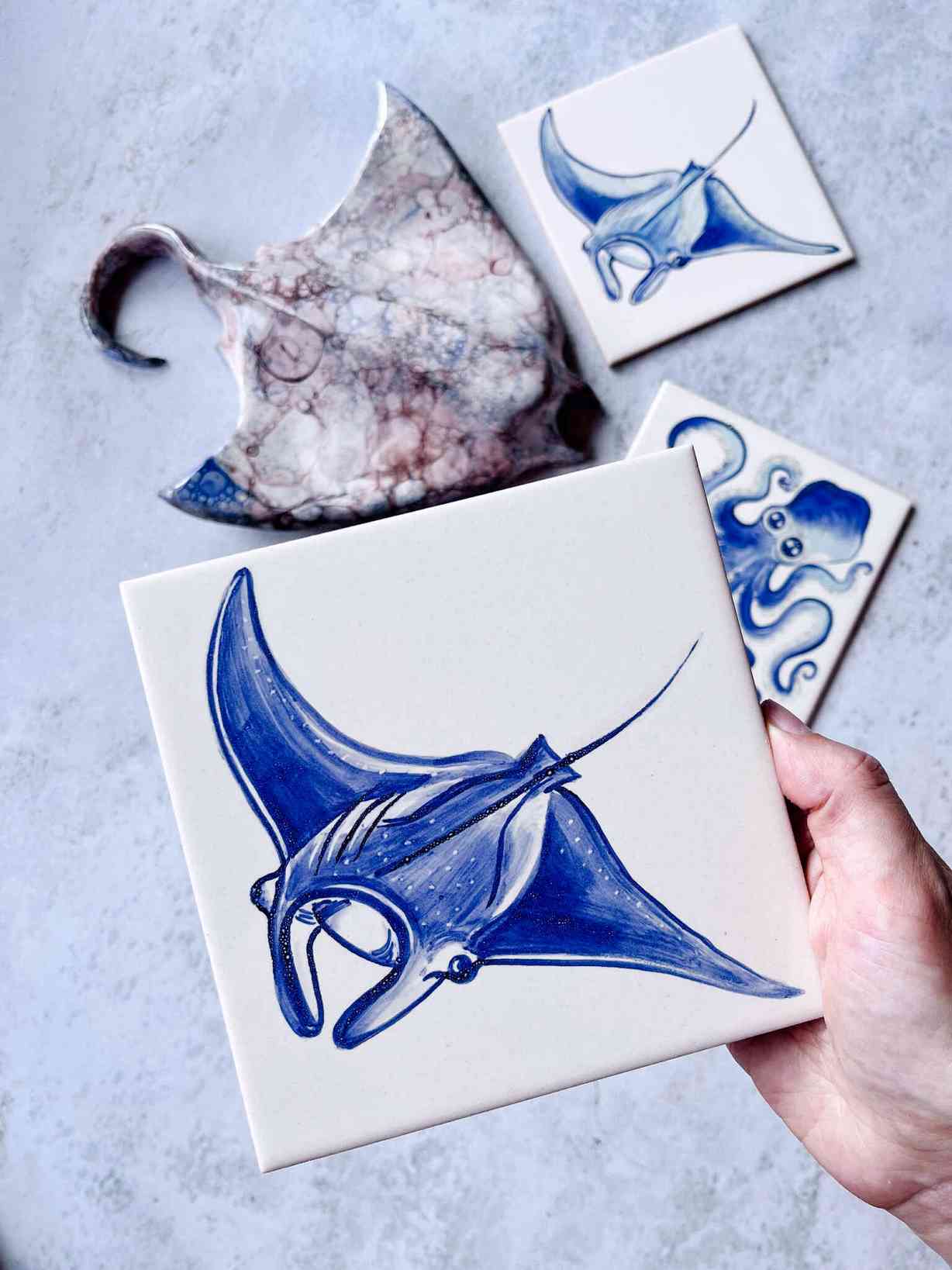 kafelek z płaszczką w rękach autorki