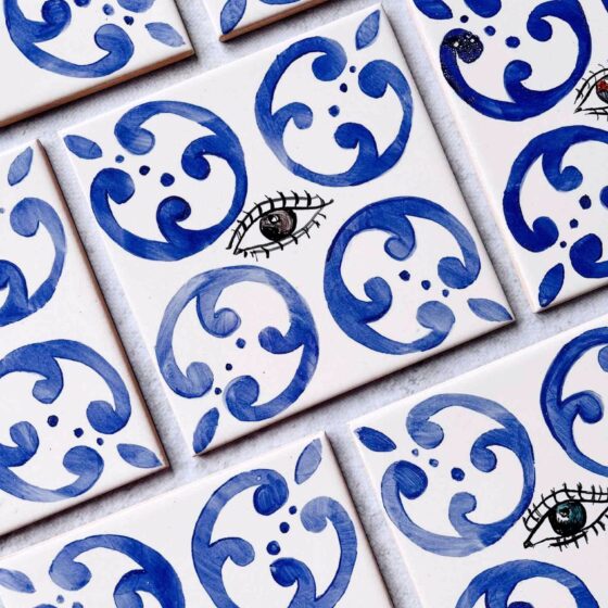 oczy namalowane na kafelkach ceramicznych