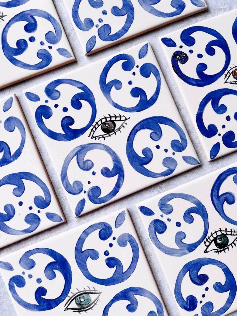 oczy namalowane na kafelkach ceramicznych