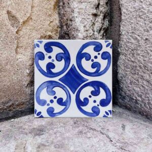 Wzór ornamentalny portugalski namalowany ręcznie na płytce azulejo