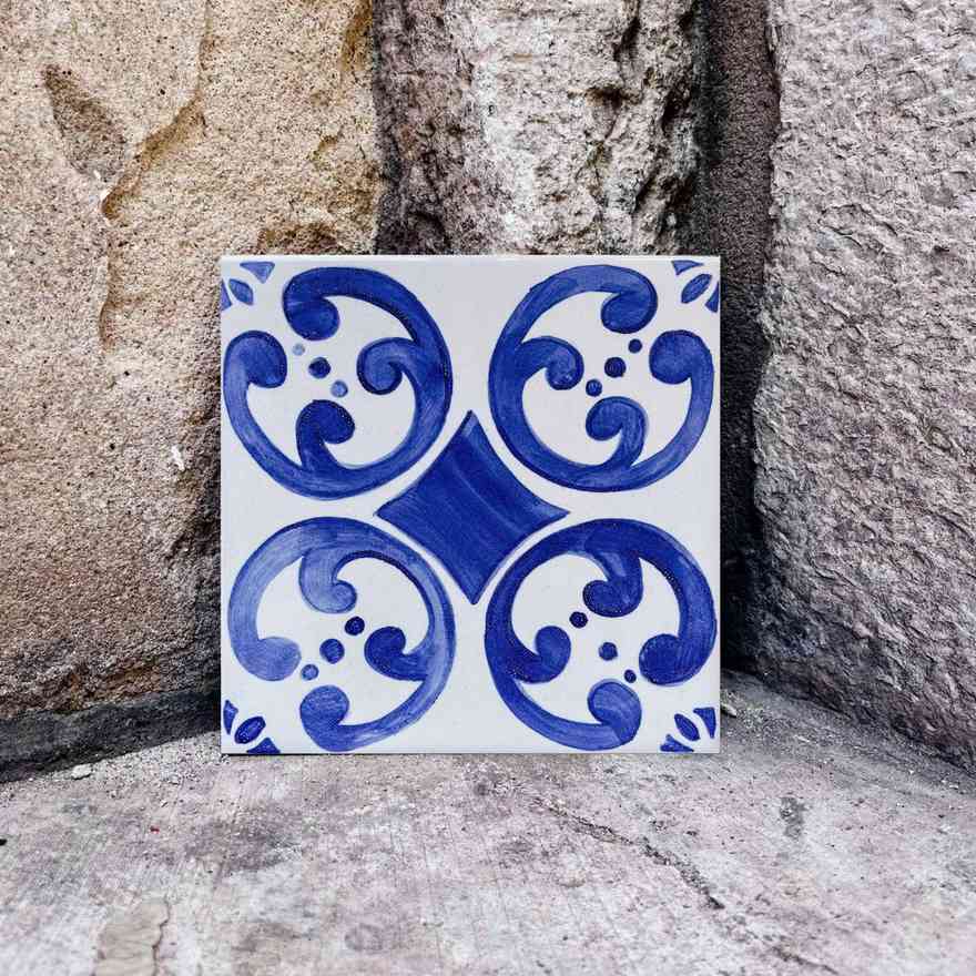 Wzór ornamentalny portugalski namalowany ręcznie na płytce azulejo