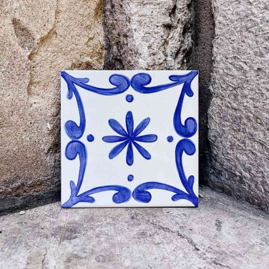 ręcznie namalowany kafelek z namalowaną ramką