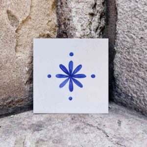 niebieski delikatny wzór namalowany na kafelku ceramicznym