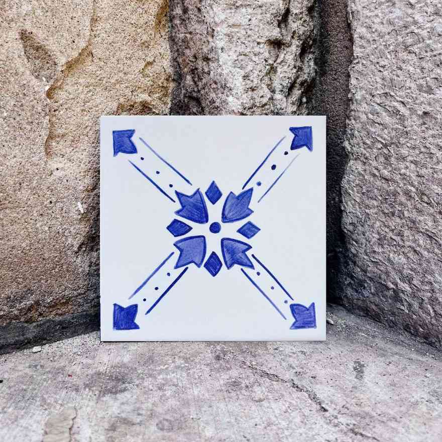 delikatny wzór portugalski namalowany na płytce azulejo