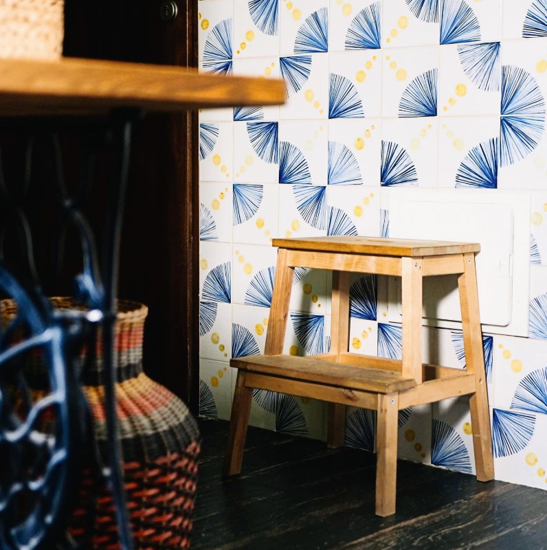 Lamperia z kafli ręcznie malowanych z wzorem Lote, niebiesko-żółtym