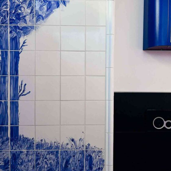 fragment obrazu ceramicznego na ścianie nad wanną.