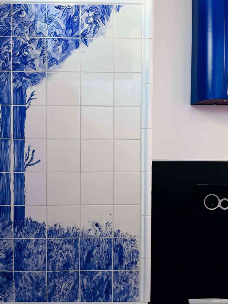 fragment obrazu ceramicznego na ścianie nad wanną.