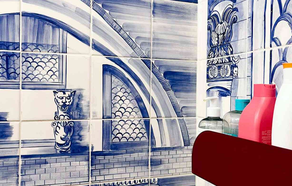 fragment obrazu ceramicznego ręcznie namalowanego, kabina prysznicowa, łazienka w stulu portugalskim