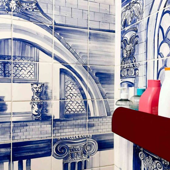 fragment obrazu ceramicznego ręcznie namalowanego, kabina prysznicowa