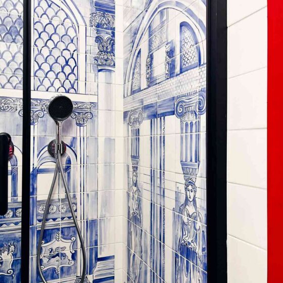 obraz ceramiczny w kabinie prysznicowej, niebieski, ręcznie malowany