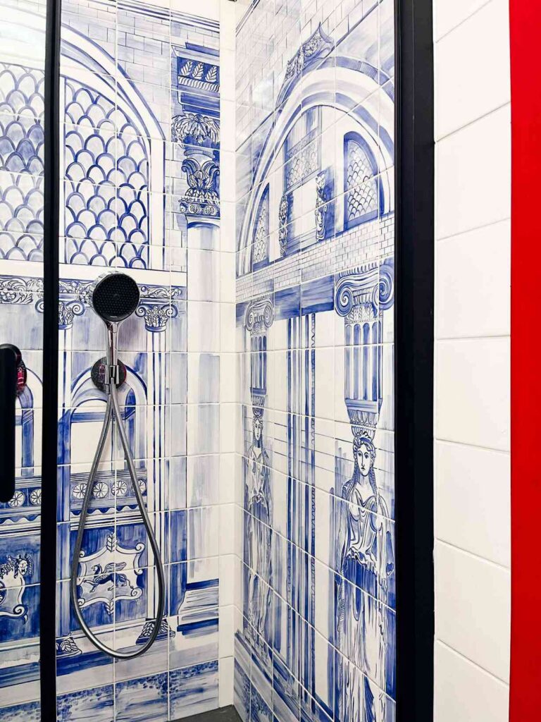 obraz ceramiczny w kabinie prysznicowej, niebieski, ręcznie malowany