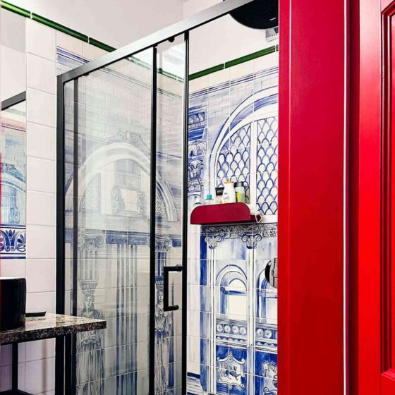 Kabina prysznicowa ozdobiona obrazem ceramicznym ręcznie malowanym, niebieskim