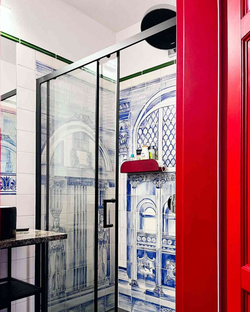 Kabina prysznicowa ozdobiona obrazem ceramicznym ręcznie malowanym, niebieskim