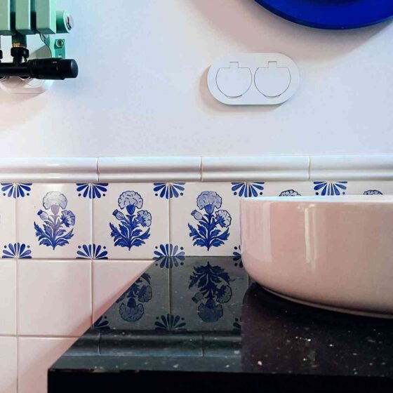 linia ornamentalnym kafli z motywem kwiatowym ręcznie malowanych, nad umywalką w łazience