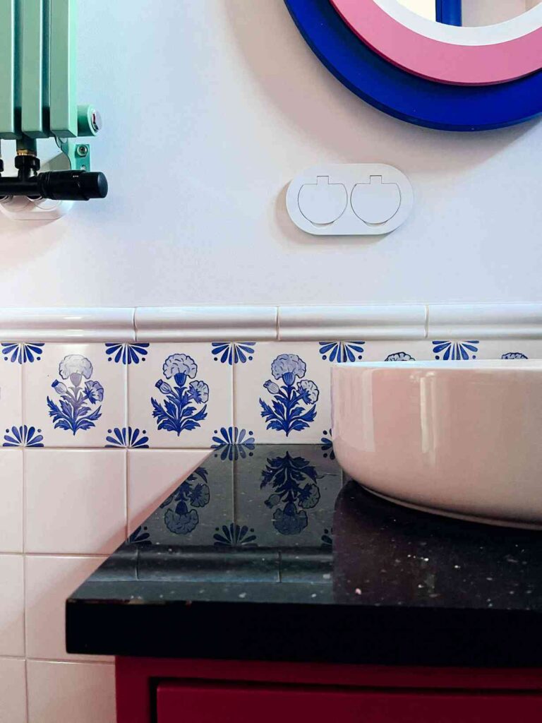 linia ornamentalnym kafli z motywem kwiatowym ręcznie malowanych, nad umywalką w łazience