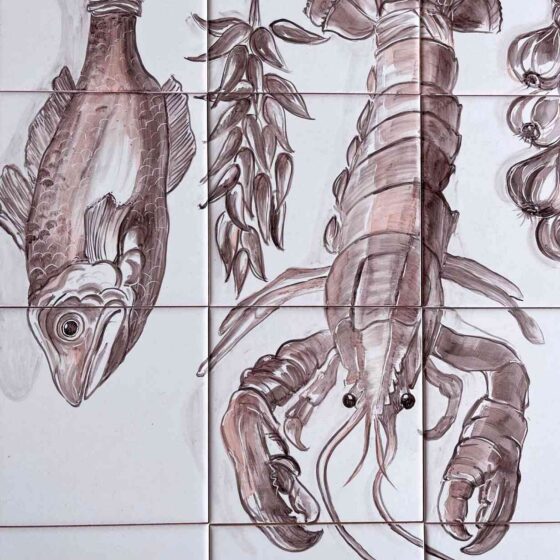 ryba, pikantne papryczki i homar wiszące na relingu malowane na kafelkach ceramicznych, brązowe