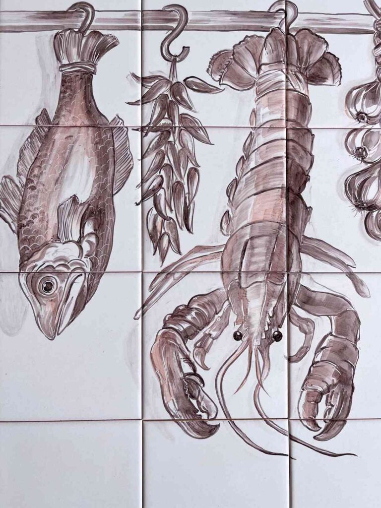 ryba, pikantne papryczki i homar wiszące na relingu malowane na kafelkach ceramicznych, brązowe