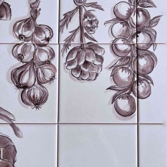 pomidory, karczoch i warkocz czosnku namalowane - obraz ceramiczny namalowany ręcznie do kuchni