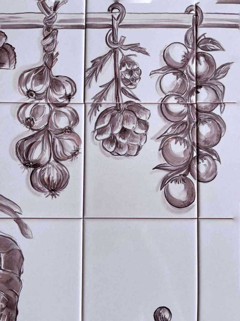 pomidory, karczoch i warkocz czosnku namalowane - obraz ceramiczny namalowany ręcznie do kuchni