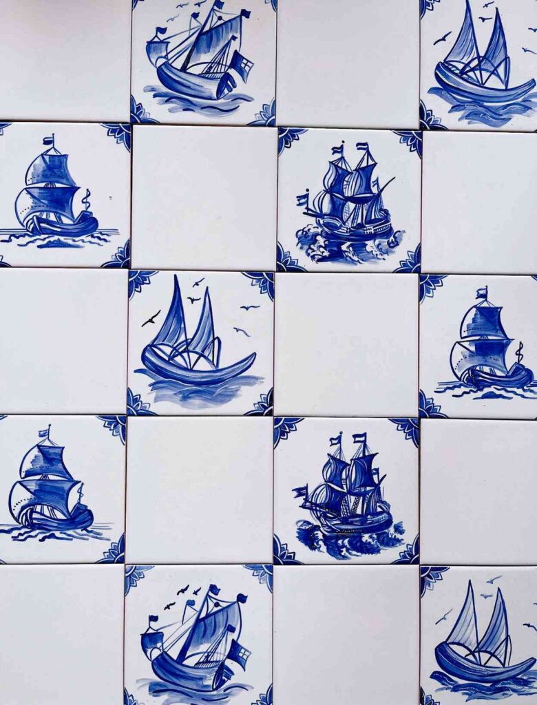 ułożone naprzemiennie statki i białe gładkie płytki