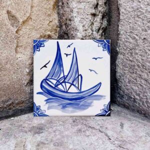 Płytka z motywem statku namalowana ręcznie, niebieska
