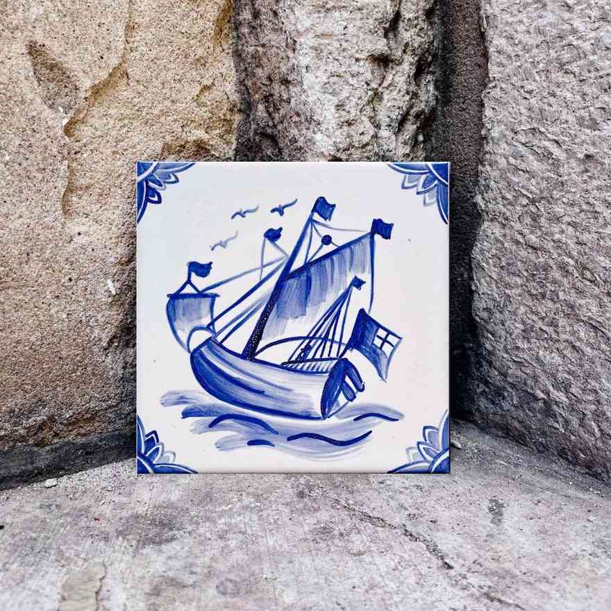 Statek ręcznie namalowany na płytce ceramicznej