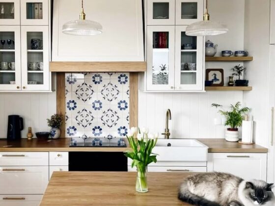 Kuchnia z malowanymi ręcznie kaflami SOPRO pod okapem, widok od frontu