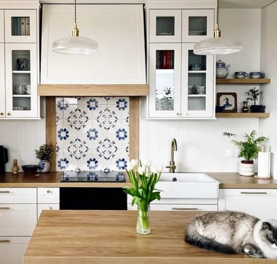 Kuchnia z malowanymi ręcznie kaflami SOPRO pod okapem, widok od frontu