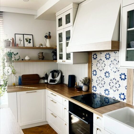 Kuchnia z malowanymi ręcznie kaflami SOPRO pod okapem, widok z boku