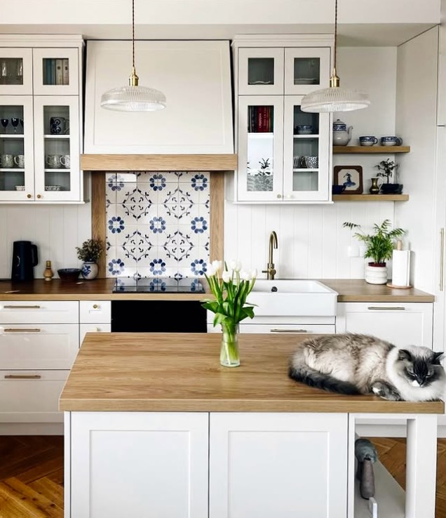 Kuchnia z malowanymi ręcznie kaflami SOPRO pod okapem, widok od frontu