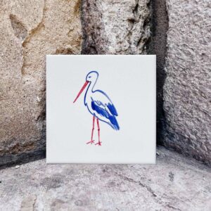 Bocian namalowany na płytce ceramicznej