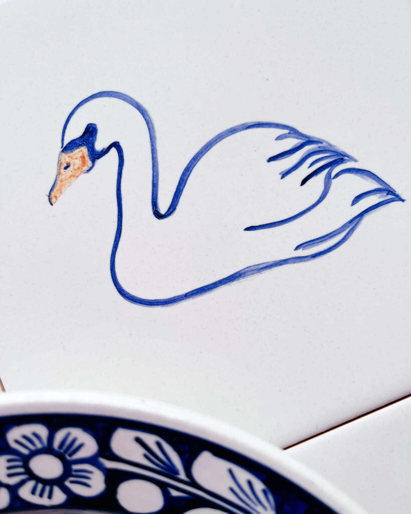 Płytka z łabędziem malowana ręcznie, detal