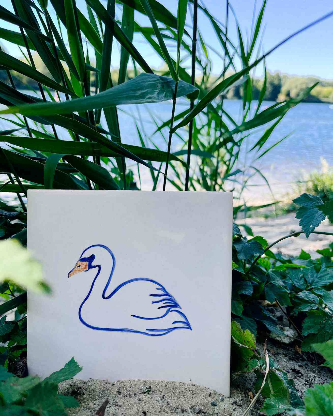 Płytka z łabędziem wśród traw, ręcznie namalowany kafelek z motywem ptaków