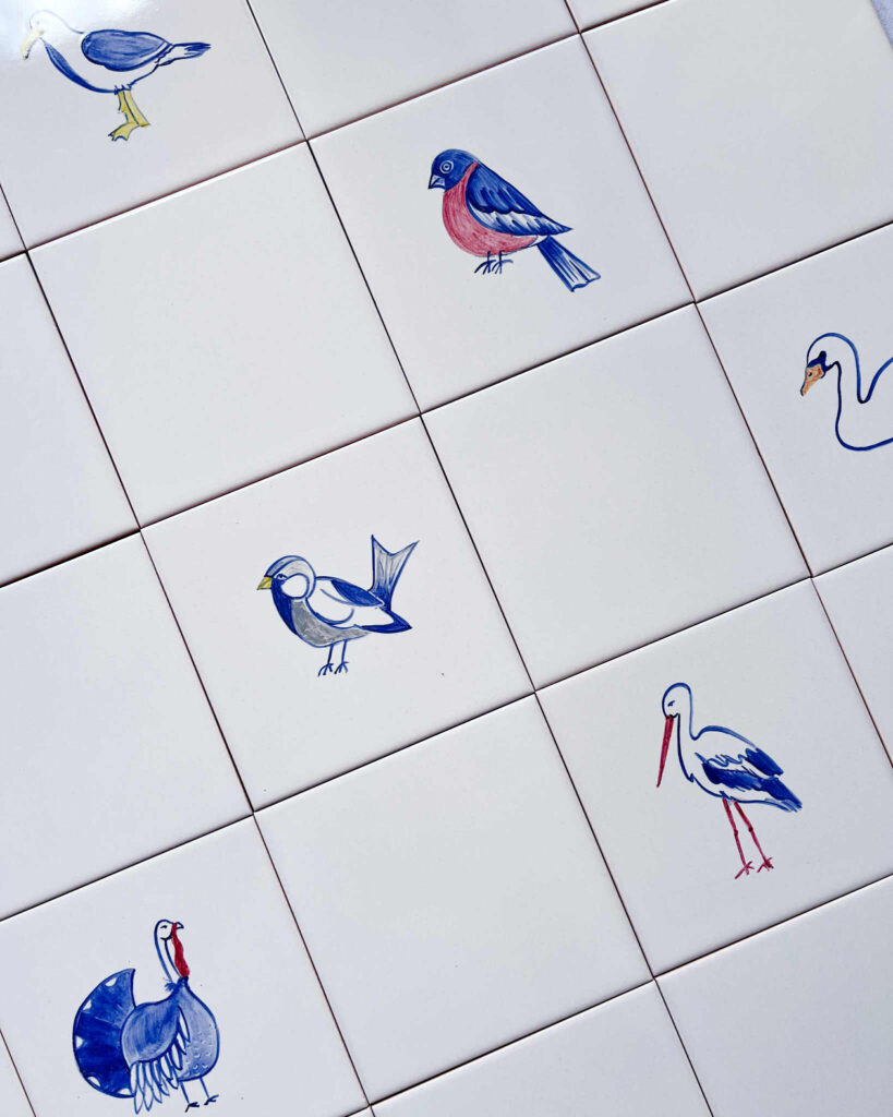 płytki z malowanymi ręcznie ptakami Polski uzupełnione o białe gładkie płytki