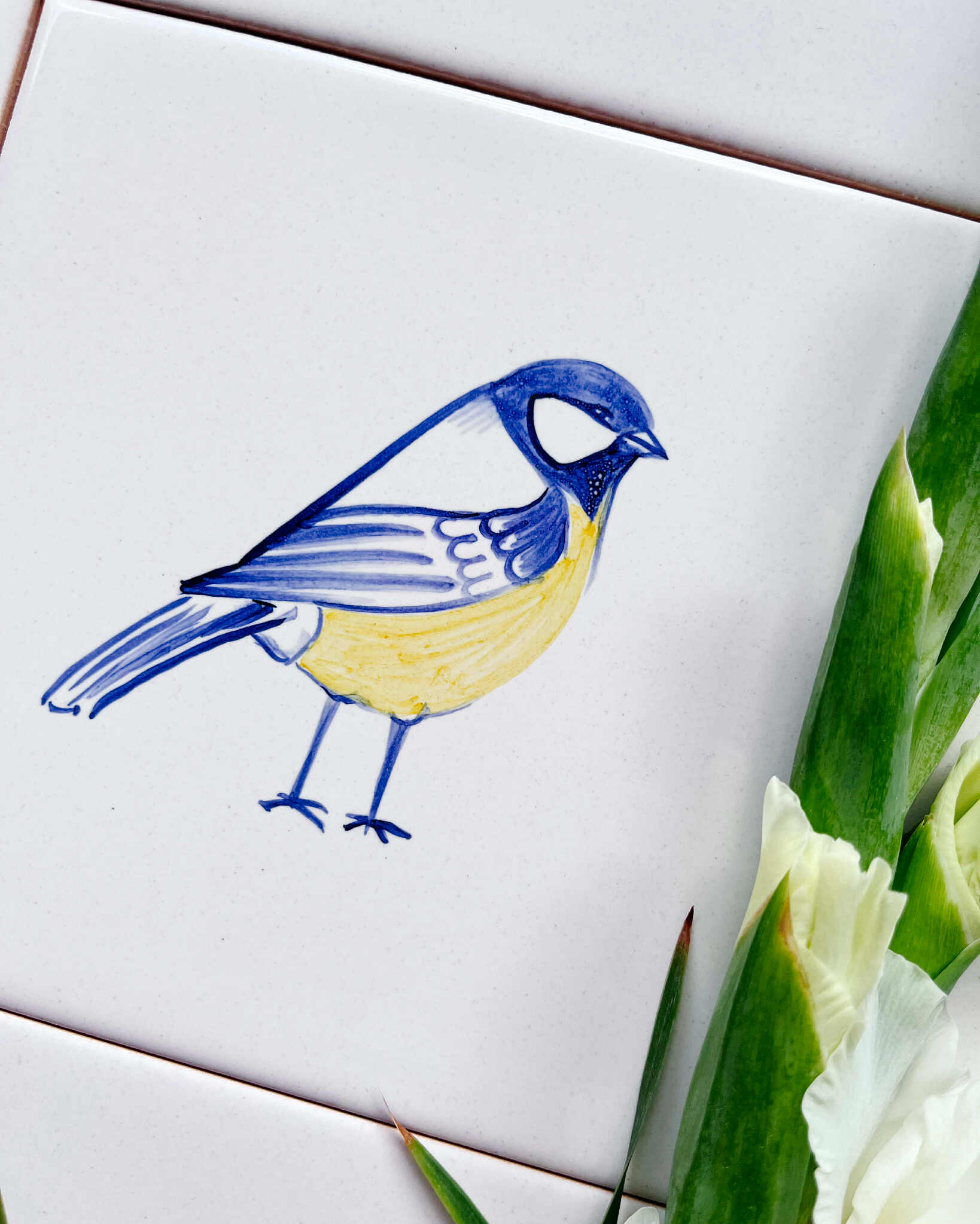 płytka ceramiczna malowana ręcznie z sikorką modraszką