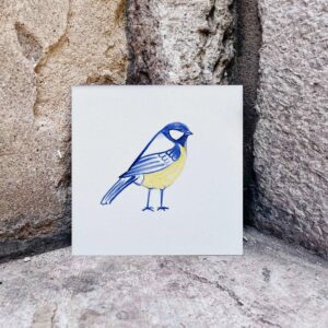 kafelek malowany ręcznie z kolorową sikorką modraszką