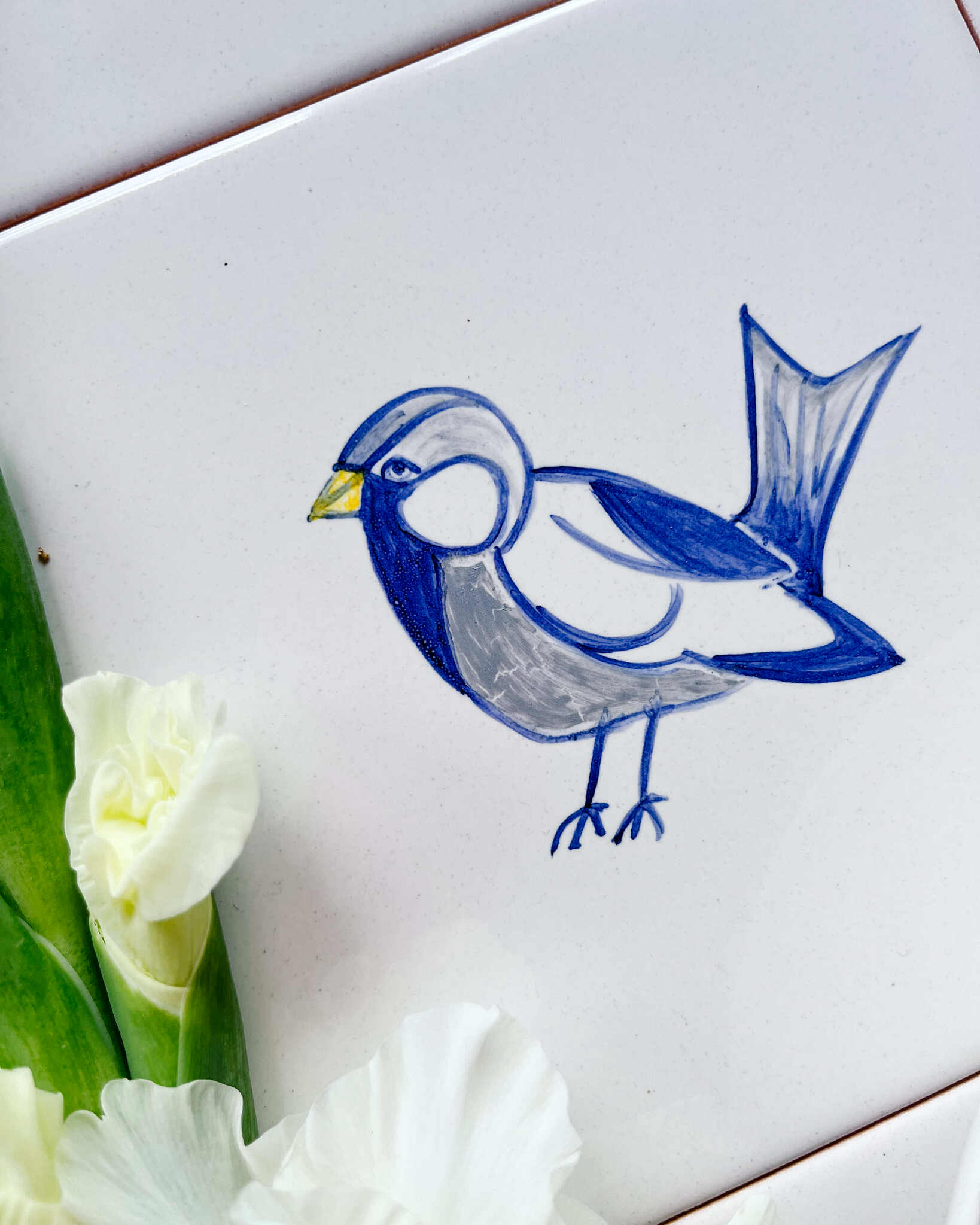 kafelek z wróblem i idealnie do niego pasującymi białymi gładkimi kaflami