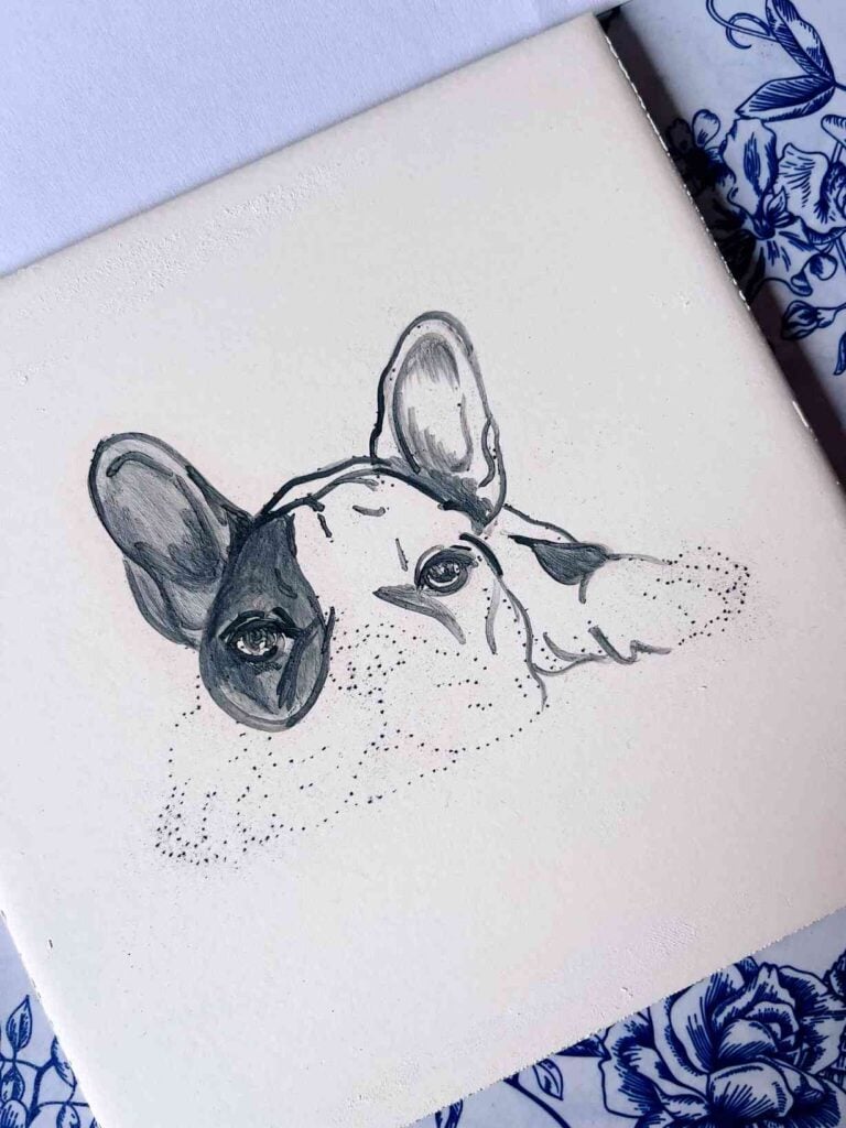 Buldożek francuski w trakcie malowania 