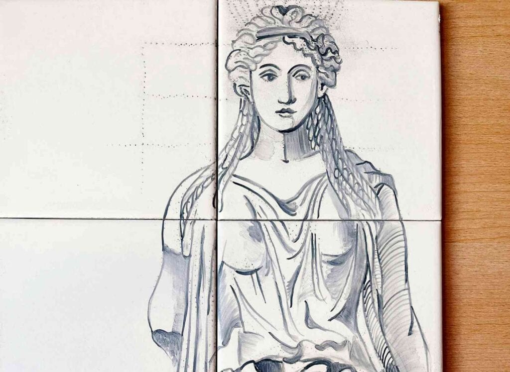 Kafelki handmade to piękna dekracja - podobnie jak piękna jest ta Kariatyda