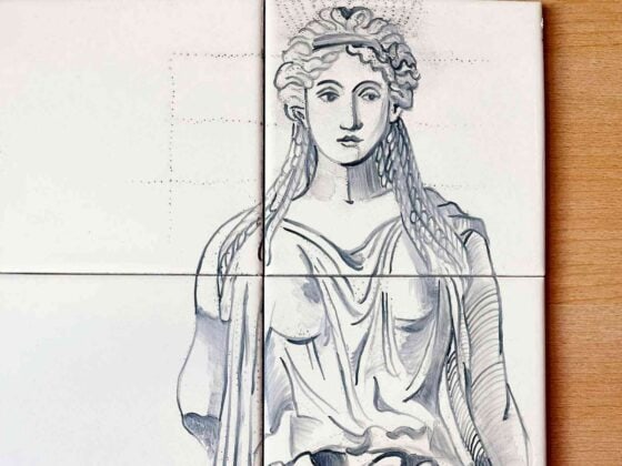 Kafelki handmade to piękna dekracja - podobnie jak piękna jest ta Kariatyda