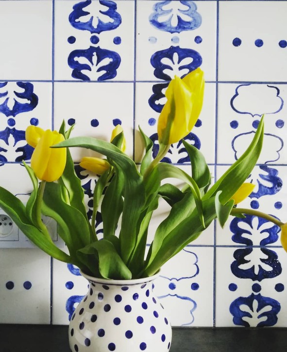 Biel i niebieskość często pojawiają się w kuchniach inspirowanych Portugalią