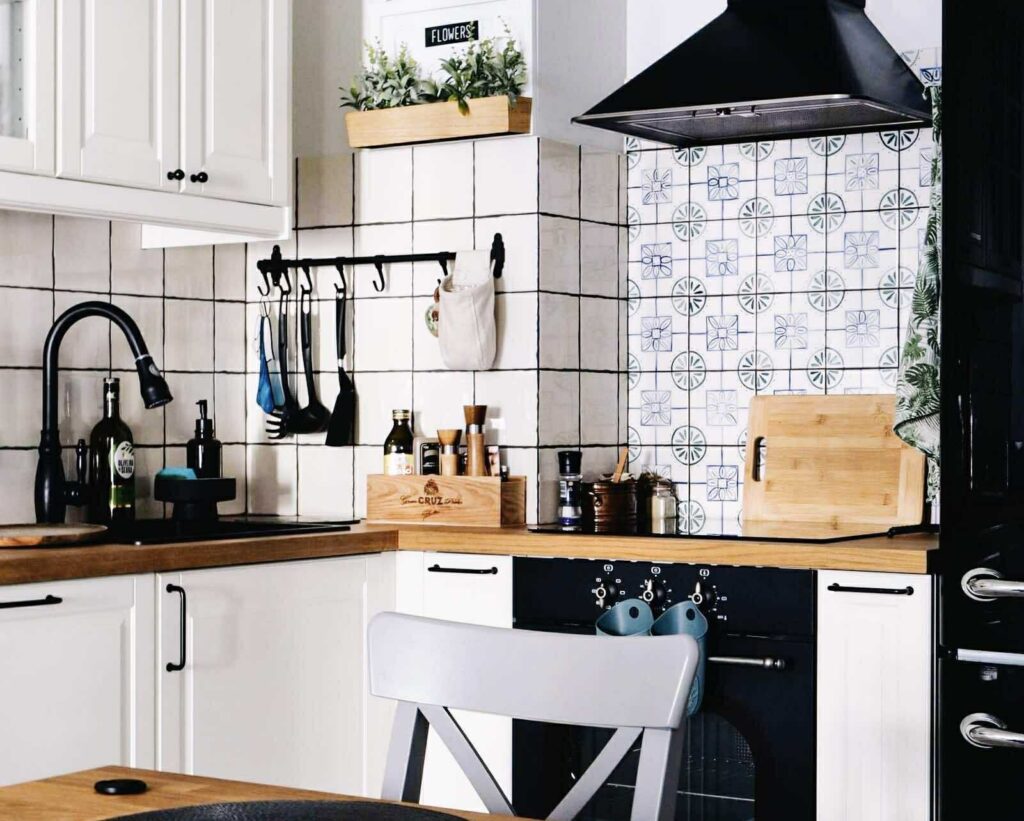 Kuchnia w stylu rustykalnym z dekoracją z ręcznie malowanych kafli azulejos