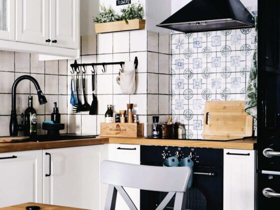 Kuchnia w stylu rustykalnym z dekoracją z ręcznie malowanych kafli azulejos