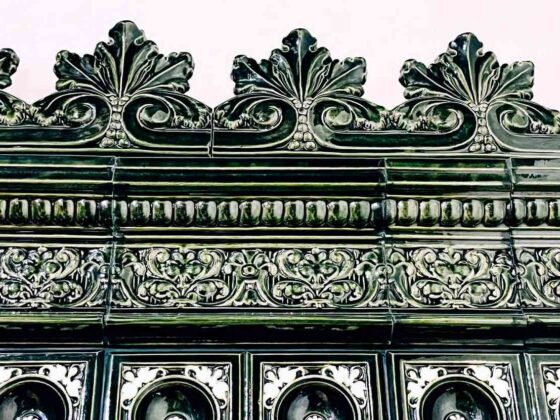 Ornament na ścianę z kafli piecowych to przepiękna dekoracja