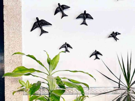 Styl portugalski we wnętrzach zapowiadają jaskółki ceramiczne na ścianie wokół drzwi