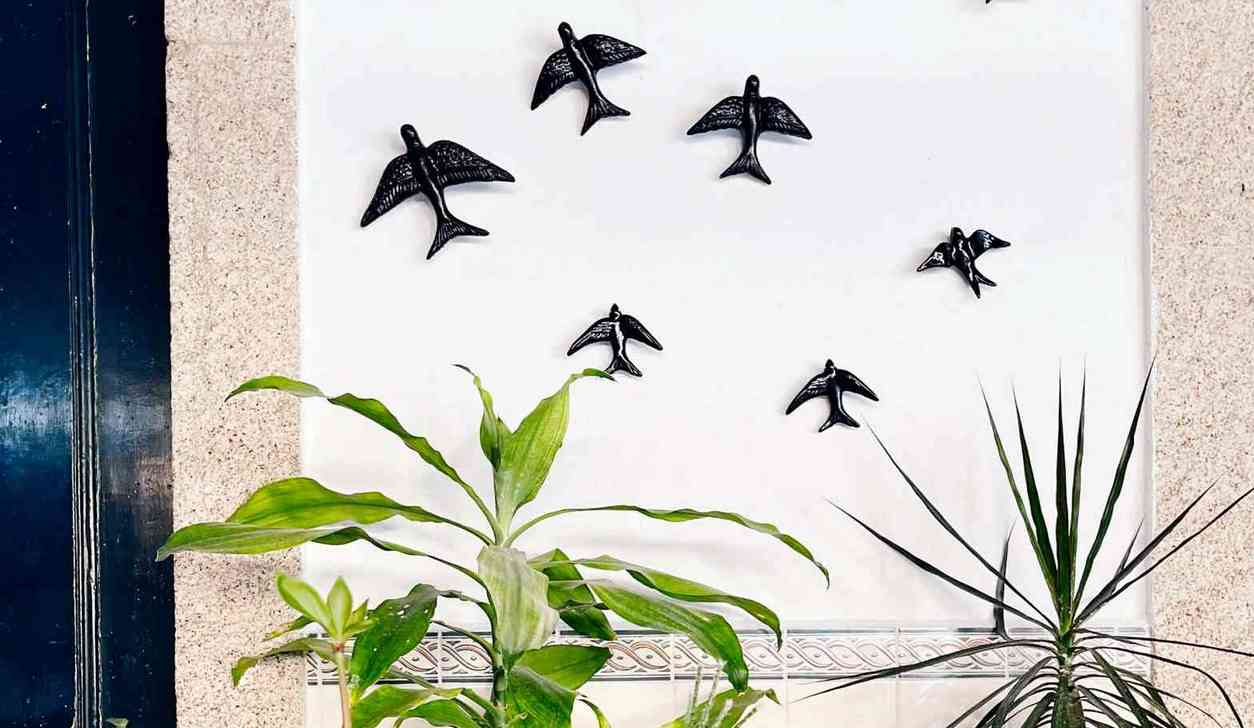 Styl portugalski we wnętrzach zapowiadają jaskółki ceramiczne na ścianie wokół drzwi