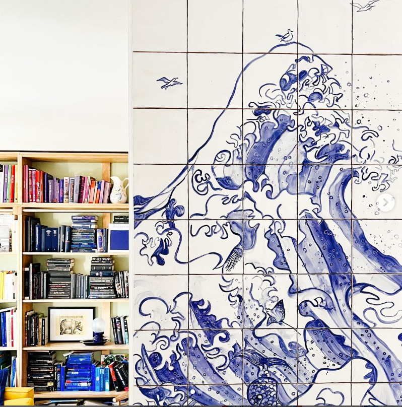 Wielka Fala namalowana na kafelkach i zamontowana na ścianie w korytarzu