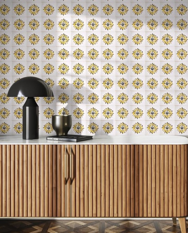 Ściana w salonie pokryta kafelkami ręcznie malowanymi z motywem słonecznika.